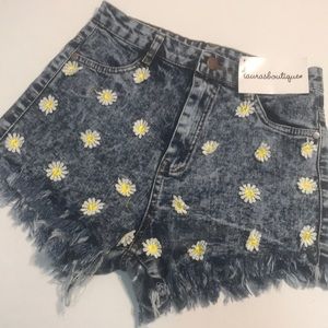 Laura’s Boutique sz Small Denim Flower Shorts